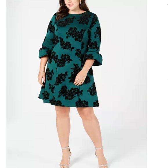 Jessica Howard Dresses & Skirts - Jessica Howard Flocked Velvet Bell Sleeve Dress 18